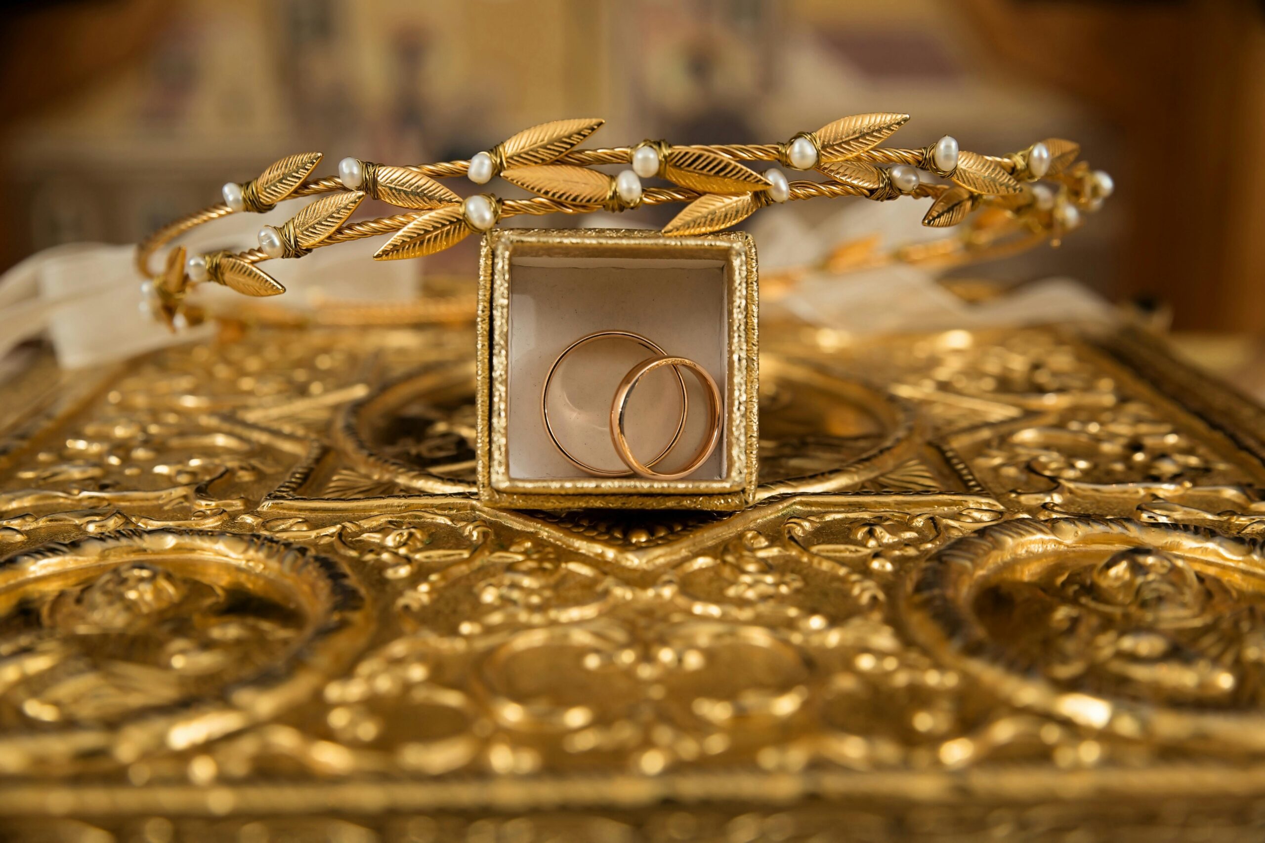 High-value gold jewellery, representing assets requiring UHNW risk analysis and vault security.